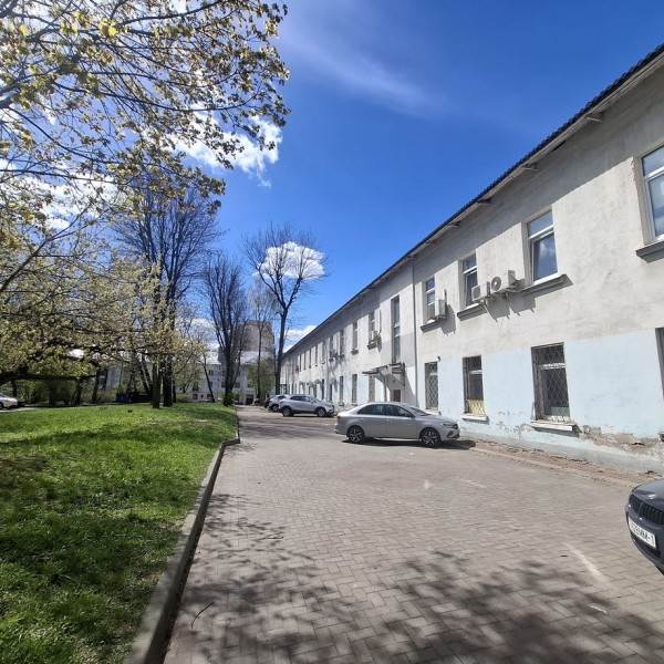 Административное здание со складом возле парка Горького в Минске
